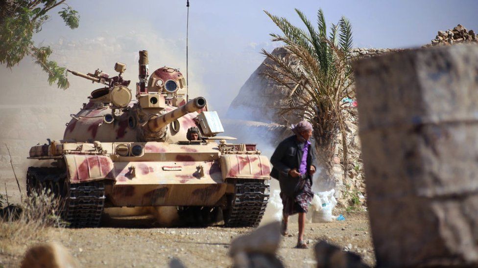 A tank of the Yemeni forces loyal to the Saudi-backed exiled president is pictured during clashes with Shia Houthi rebels outside the country's third-city of Taez on 6 April 2017