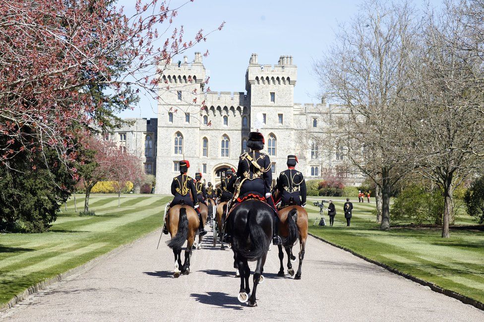 Королевская конная артиллерия прибывает в Виндзорский замок на похороны принца Филиппа, герцога Эдинбургского 17 апреля 2021 года в Виндзоре, Англия.