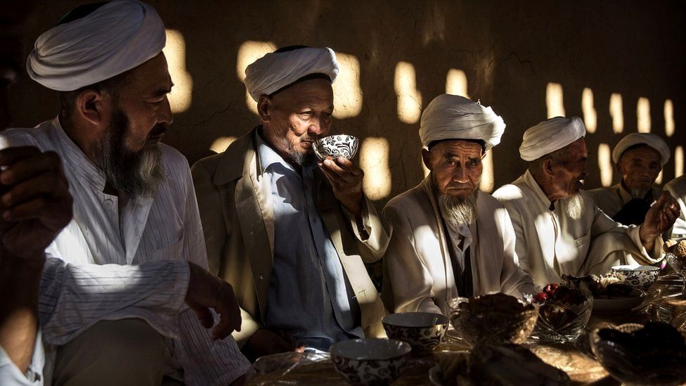 Уйгурские мужчины за праздничной трапезой