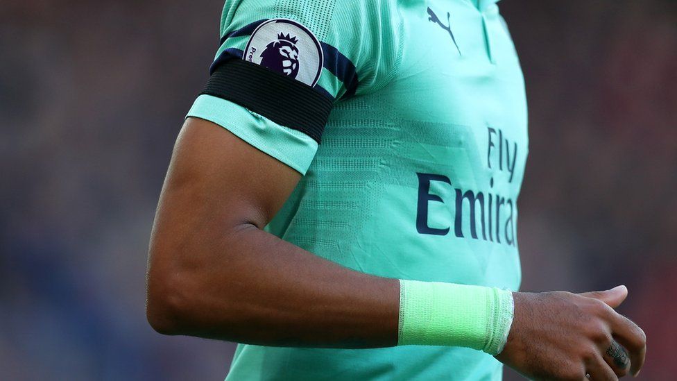 niets schaal volume Footballers' black armbands: Why do players wear them? - BBC Newsround