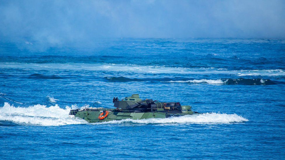 Тайваньский десантный автомобиль AAV7 всплывает из моря во время военных учений Хань Куанг, которые имитируют вторжение Народно-освободительной армии Китая (НОАК) на остров, 28 июля 2022 года в Пиндуне, Тайвань.