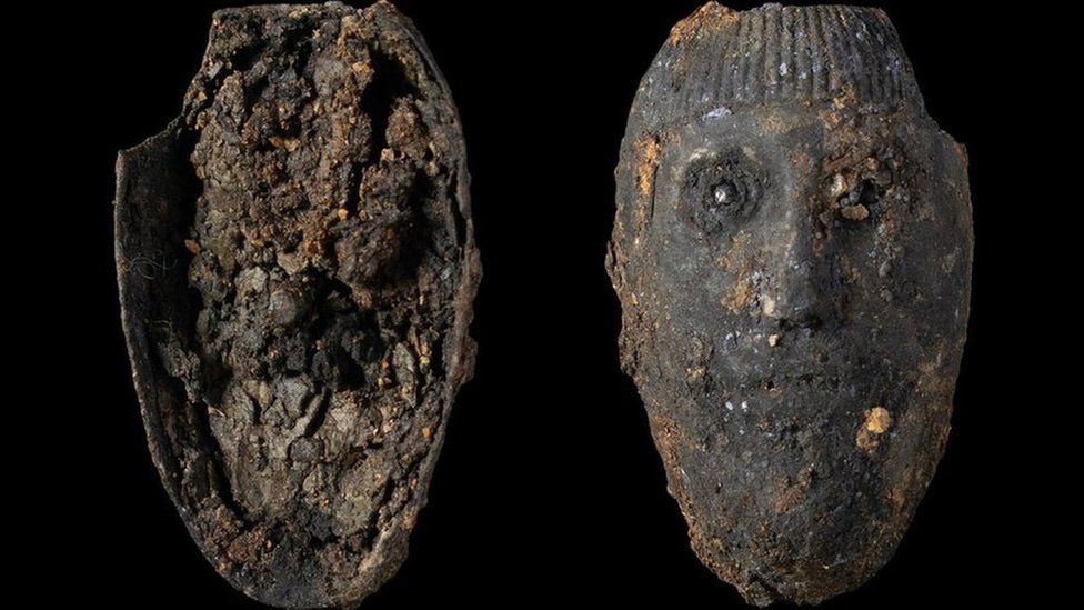 The small silver face found in the burial site
