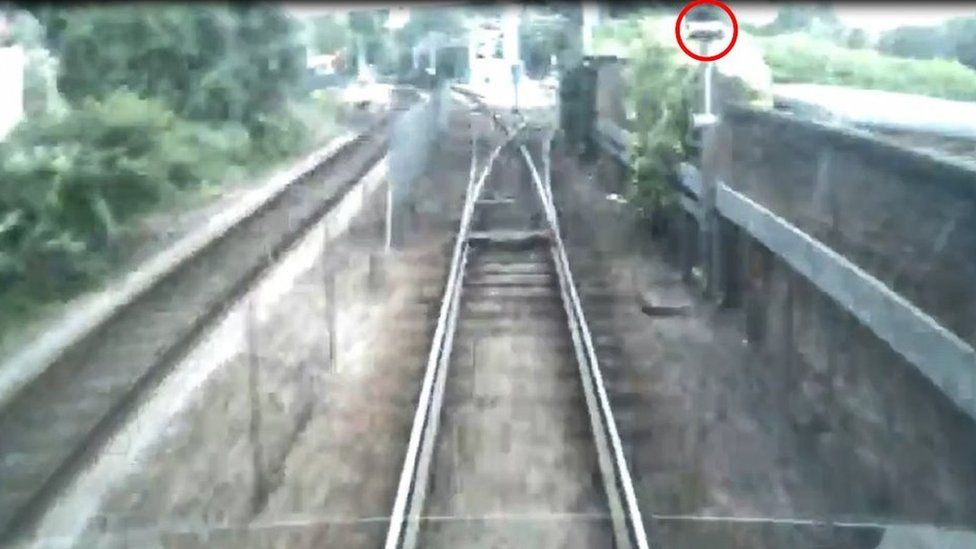 Still image captured from the footage on tram 232, showing the FPI displaying a bar