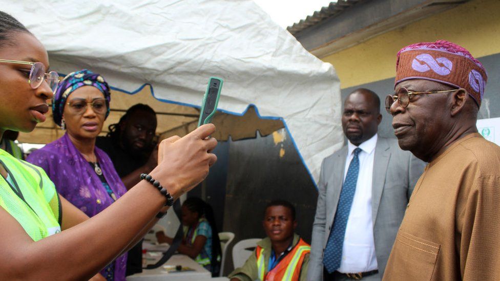 Асиваджу Бола Ахмед Тинубу, избранный президент, аккредитован в Бимодальной системе аккредитации избирателей (BVAS) во время выборов губернатора и Палаты собрания штата в 2023 году в Алаусе, Икея, Лагос