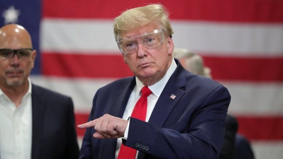 US President Donald Trump wears goggles during a visit to a factory in Phoenix, Arizona. Photo: 5 May 2020