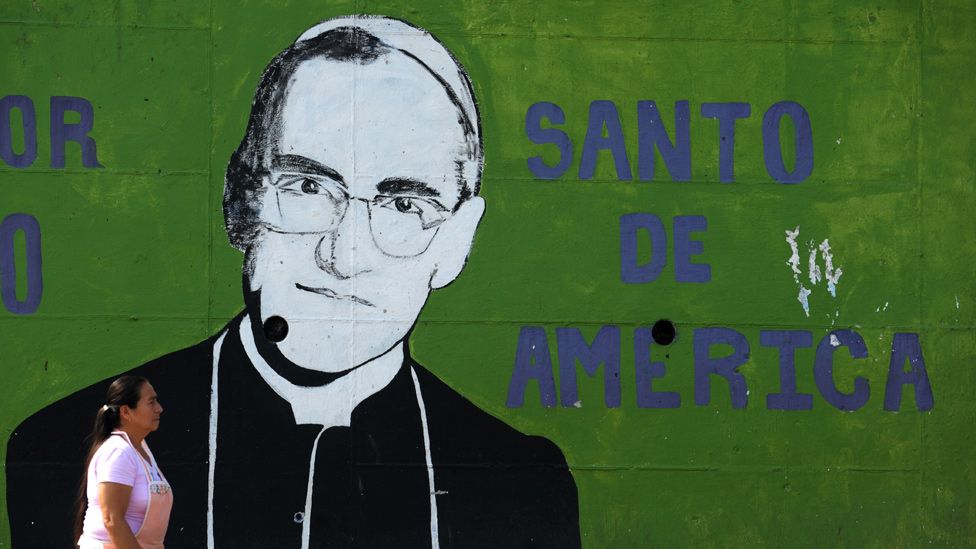 Mural con la imagen de monseñor Romero y las palabras "Santo de América"