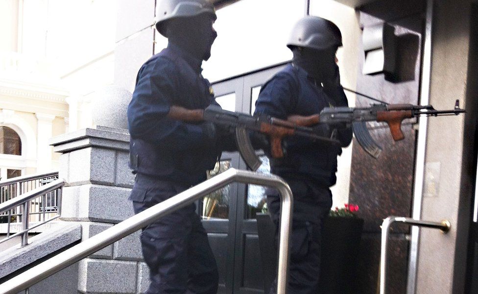 Gunmen enter hotel