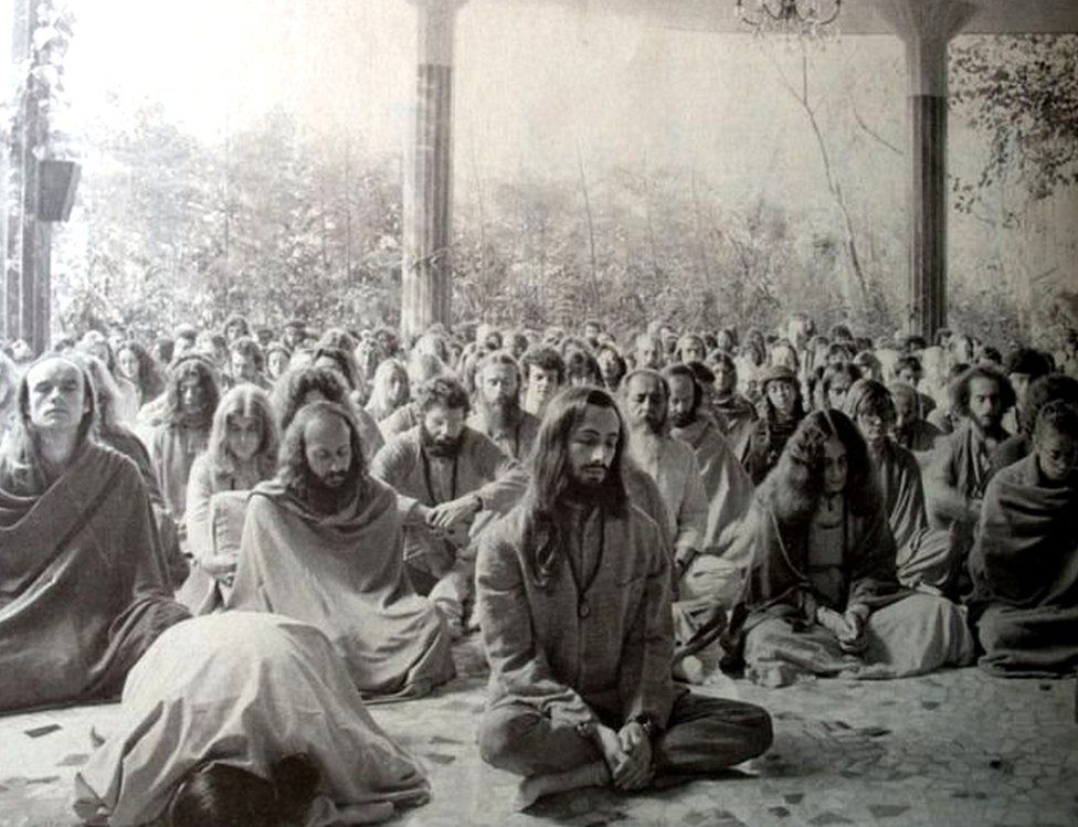 पुणे आश्रमात सकाळी ध्यानसाधना करणारे शिष्य