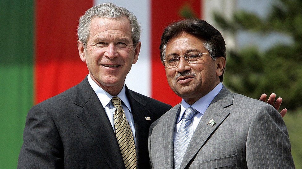 ประธานาธิบดีบุชของสหรัฐฯ และประธานาธิบดีเปอร์เวซ มูชาร์ราฟของปากีสถานจับมือกันในการประชุมปี 2549