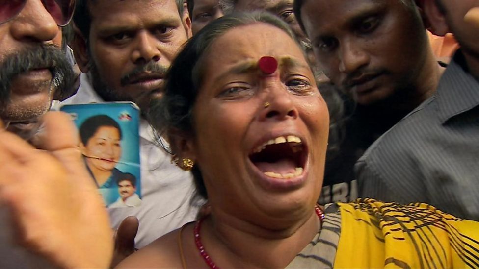 Mourners Shave Heads For Indias Jayalalitha Bbc News 