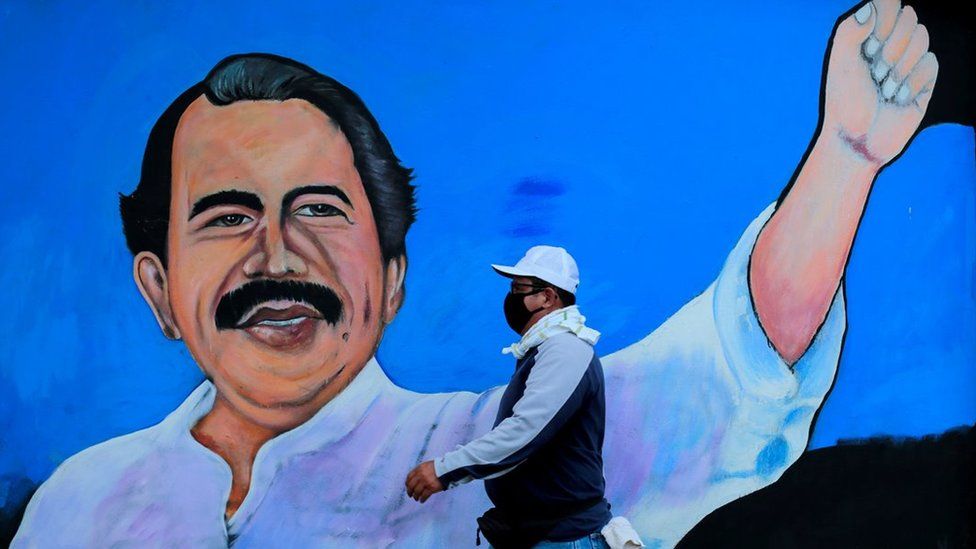 Мужчина проходит мимо фрески с изображением президента Никарагуа Даниэля Ортеги в Манагуа