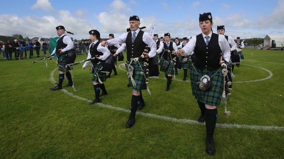 Paisley hosts British pipe band championships BBC News