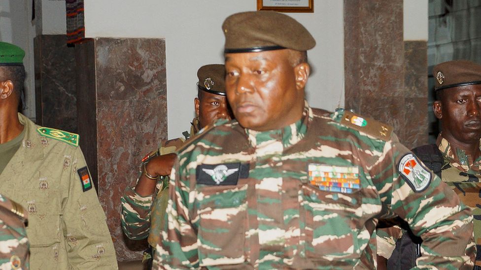 Генерал Абдурахман Тиани, которого лидеры переворота провозгласили новым главой государства Нигер, прибывает на встречу с министрами в Ниамей, Нигер 28 июля 2023 г.