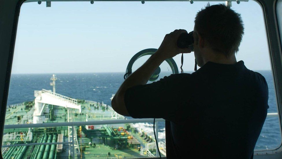На вахте: британский охранник на мостике торгового танкера у берегов Омана в разгар угрозы сомалийского пиратства.