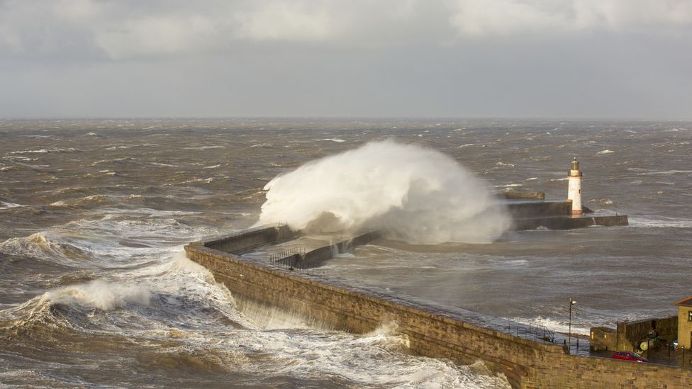 North Atlantic 'weather bomb' tremor measured in Japan - BBC News