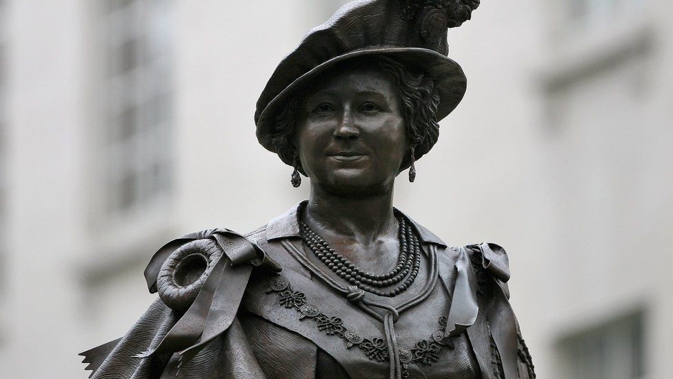Mall statue of the Queen Mother