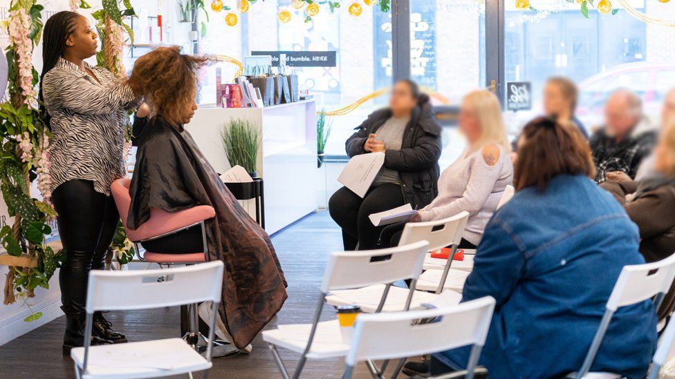 Course will help stop afro hair discrimination, salon owner says - BBC News