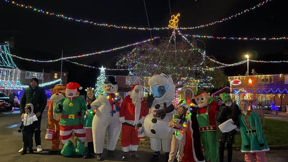 Branston culdesac lights up for Christmas charity fundraiser BBC News
