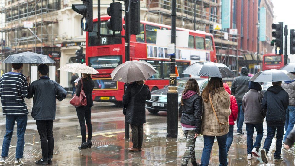 Люди на улице в Лондоне под дождем