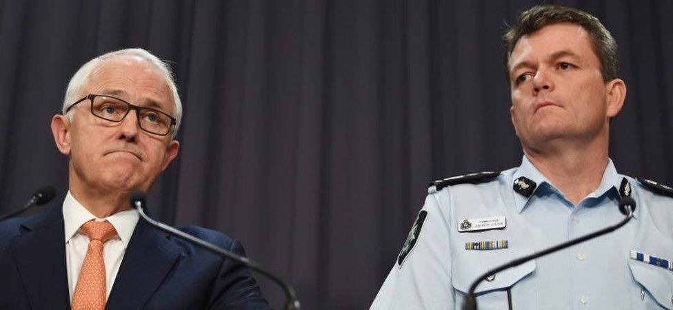 Australian Prime Minister Malcolm Turnbull (L) and Australian Federal Police (AFP) Commissioner Andrew Colvin in Canberra (28 Feb 2017)
