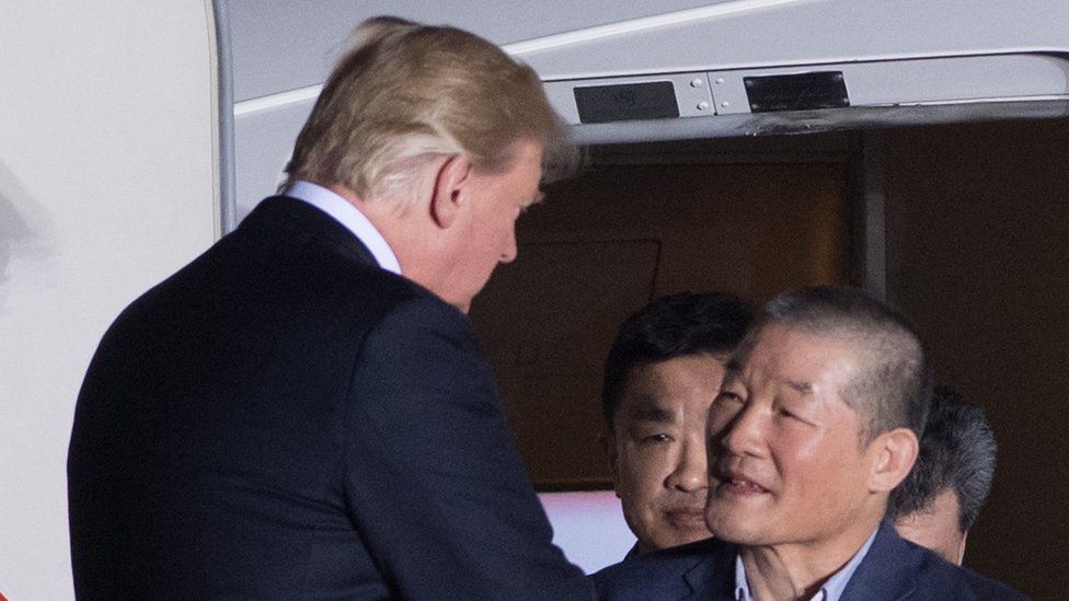 President Trump shakes hands with former detainee Kim Dong-chul.