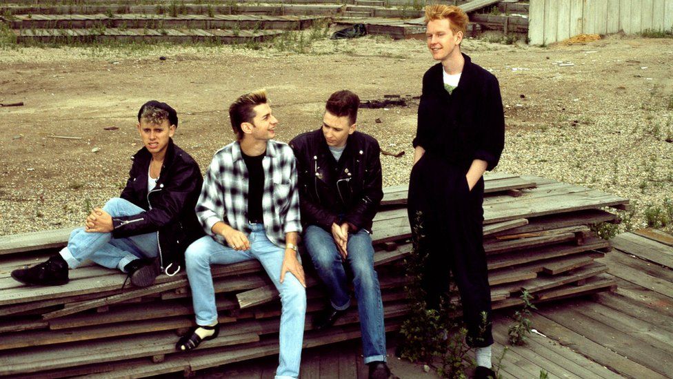 Andrew Fletcher (a destra) con i Depeche Mode a Berlino nel 1984. Da sinistra: Martin Gore Dave Gahan e Alan Wilder.