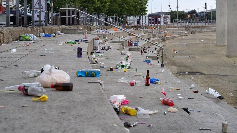 litter in Cardiff Bay