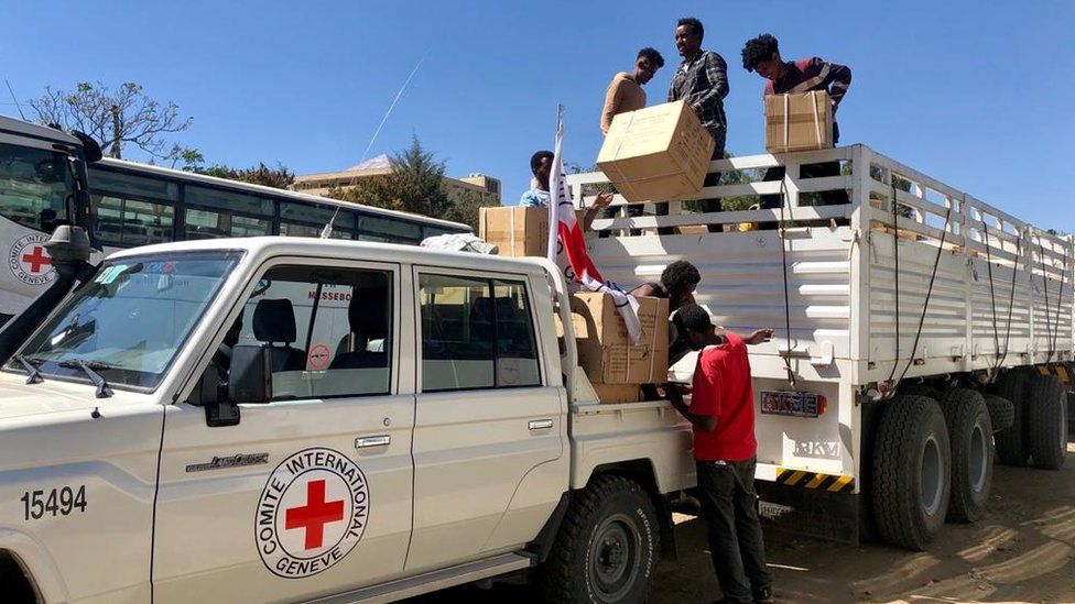 Workers from the International Committee of the Red Cross (ICRC) and volunteers from the Ethiopian Red Cross distribute relief supplies