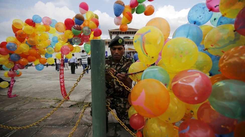 Soldier ties balloons outside parliament on 20 September 2015