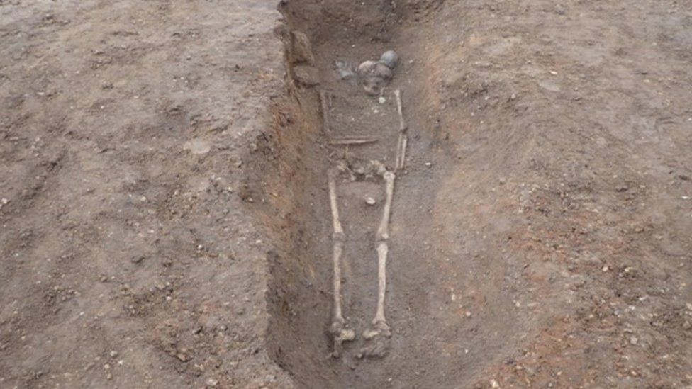 Cambridge Anglo-Saxon graveyard found under King's College halls - BBC News