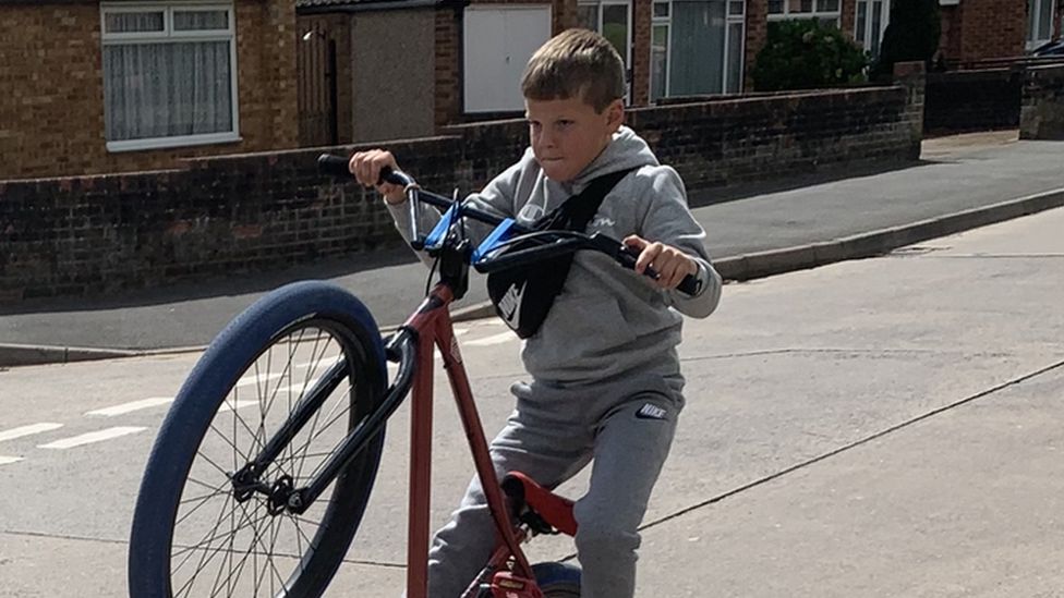 Ethan à vélo