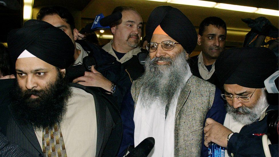 Sikh activist Ripudaman Singh Malik (centre) smiles as he leaves a Vancouver court March 16, 2005, after being found not guilty in the 1985