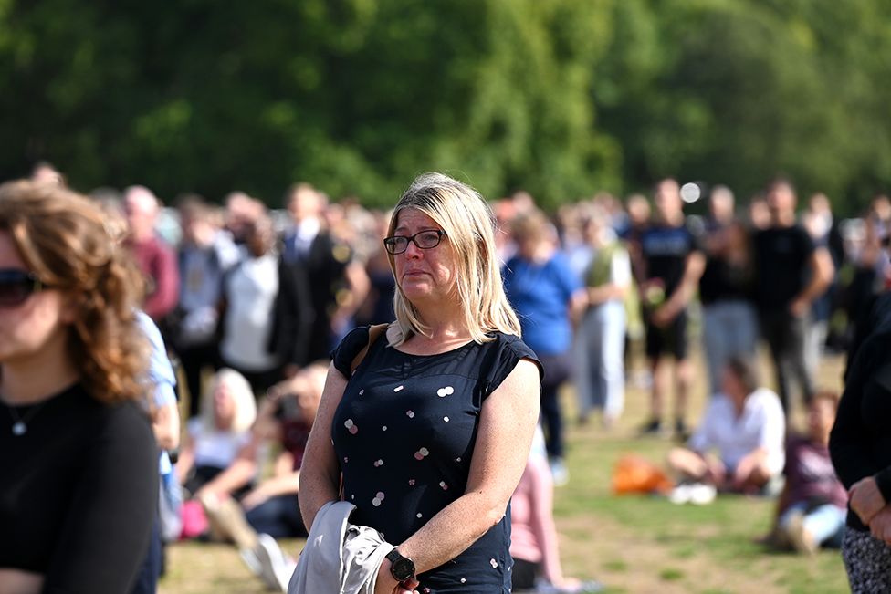 Со слезами на глазах скорбящие наблюдают за шествием в честь королевы Елизаветы II на показе в Гайд-парке 14 сентября 2022 года в Лондоне