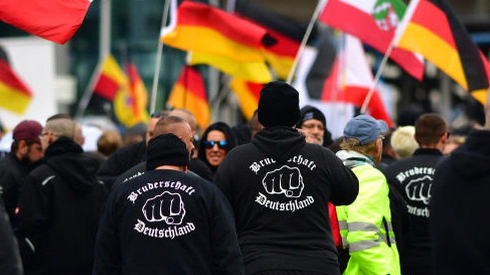 Члены ультраправой Bruderschaft Deutschland на акции протеста в Берлине, октябрь 2019 г.