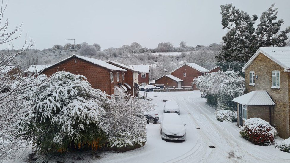 Snow and ice lead to disruption at Luton Airport and schools BBC