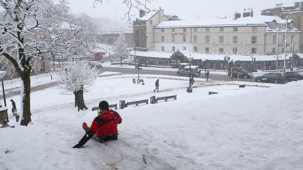 In Pictures: Heavy Snow Across UK - BBC News