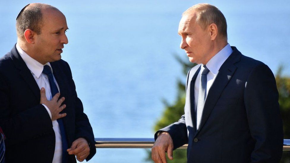 File photo showing Israeli Prime Minister Naftali Bennett (L) speaking to Russian President Vladimir Putin (R) in Sochi, Russia, on 22 October 2021