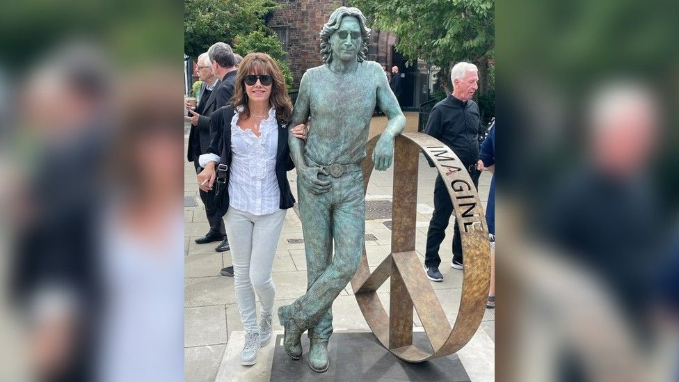 Laura Lian med John Lennon Peace Statue