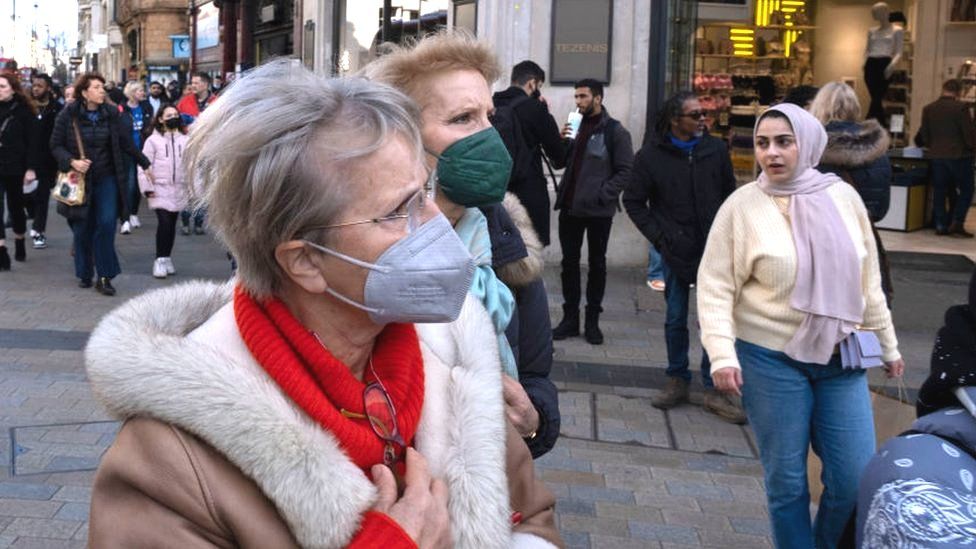 Женщины в масках в Лондоне