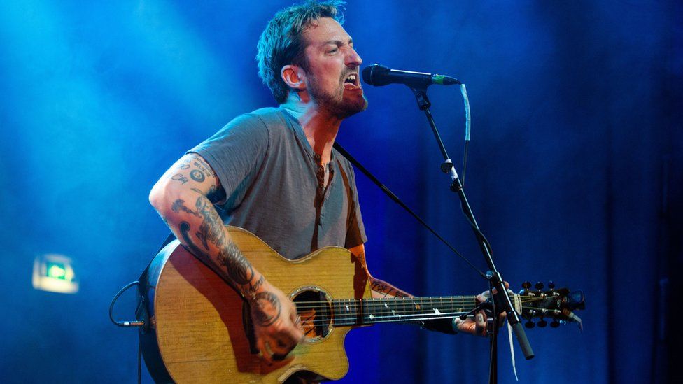 Frank Turner's socially distanced trial gig ‘not a success’ - BBC News