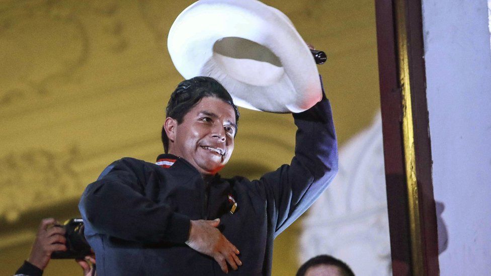 Кандидат в президенты Перу Педро Кастильо приветствует сторонников в Лиме