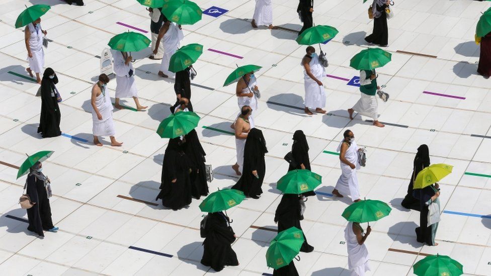 Мусульманские паломники совершают таваф вокруг Каабы в Большой мечети в священном городе Мекка, Саудовская Аравия