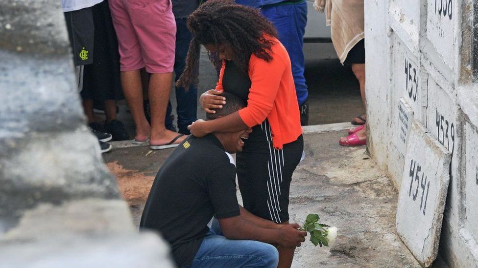 Relatives mourn during the funeral of eight-year-old Agatha Sales Felix on 22 September 2019