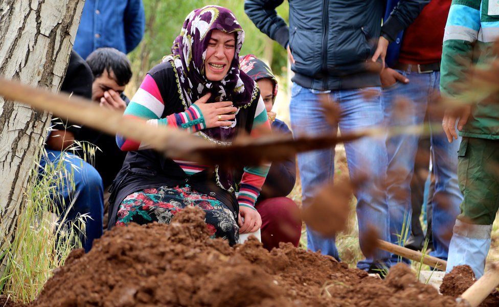 Woman grieves during burial ceremony in Kilis