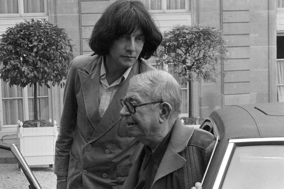 Andre Glucksmann (L) and Jean-Paul Sartre (R) arrive at the Elysee Palace in 1979