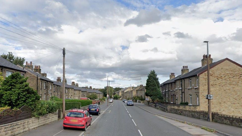 Huddersfield: More arrests over weapons disorder in streets - BBC News