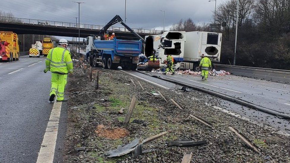 M6 closed in both directions at Walsall after lorry crash BBC News