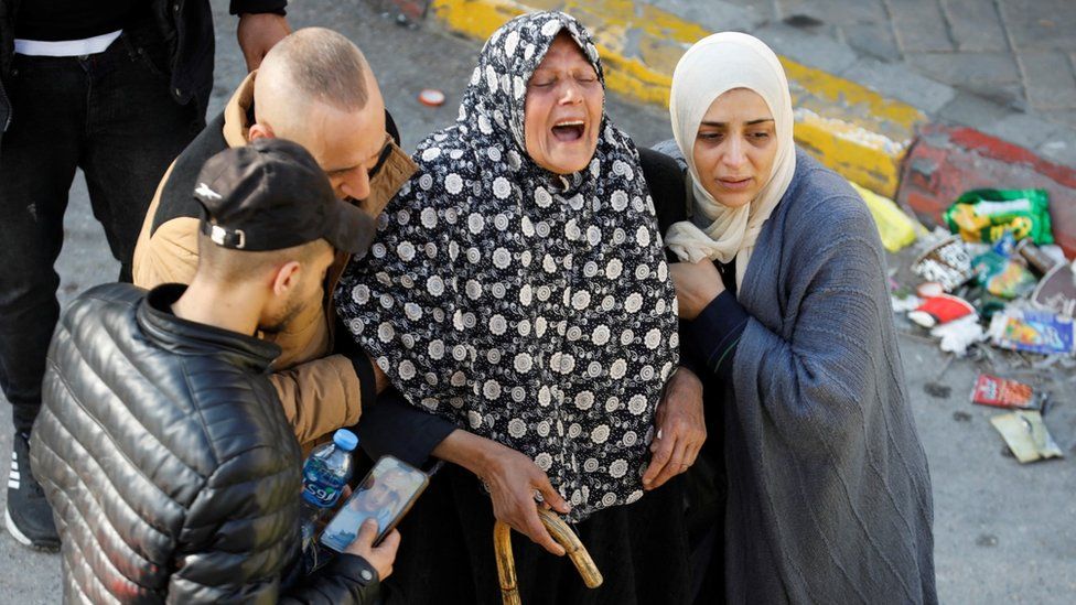 Реакция женщины во время похорон палестинца, убитого во время израильского рейда в Наблусе на оккупированном Западном берегу (22 февраля 2022 г.)