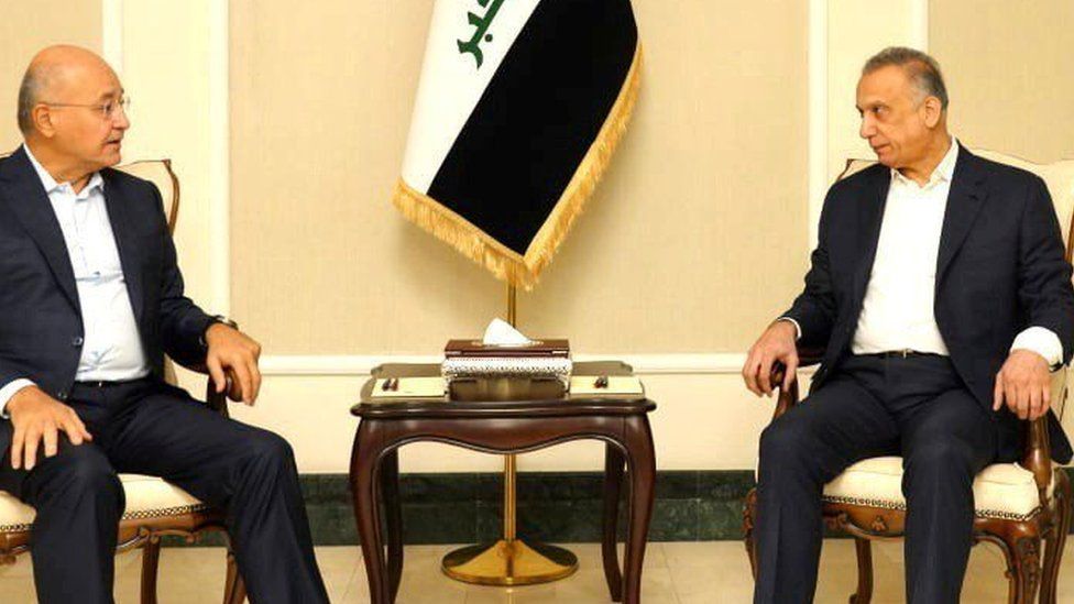 Премьер-министр Ирака Мустафа аль-Кадхими (слева) встречается с президентом Бархамом Салехом (справа) после атаки беспилотника на его дом в Багдаде (7 ноября 2021 г.)