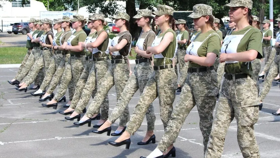 Pada tahun 2021, militer Ukraina merilis foto-foto tentara wanita yang berlatih parade dengan sepatu hak - yang memicu kemarahan